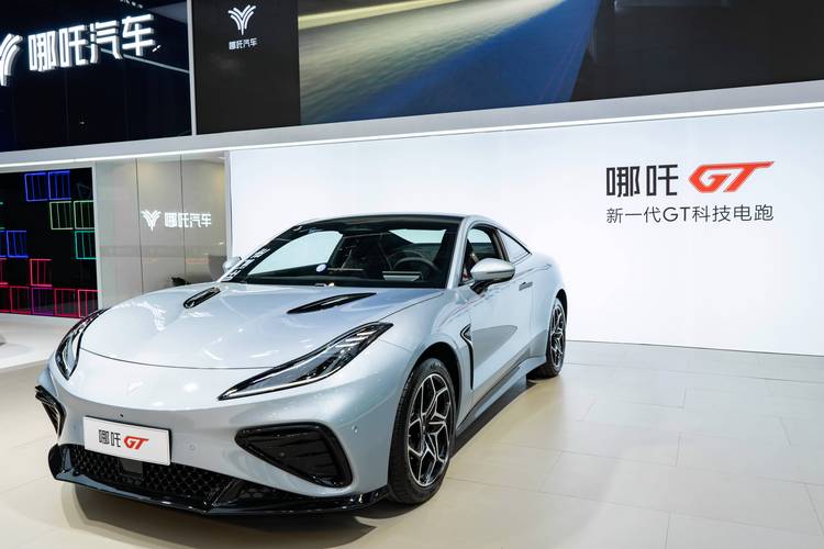 深圳287哪吒汽车在智能汽车领域的表现，领途汽车在新能源汽车市场中的影响力